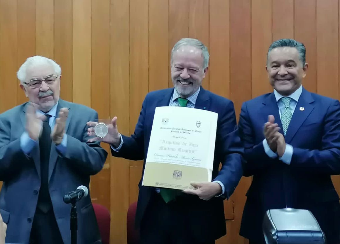 El Decano, prof. Ricardo Alonso, distinguido con la Medalla de honor de la Universidad Nacional Autónoma de México (19 abril 2022)  - 1